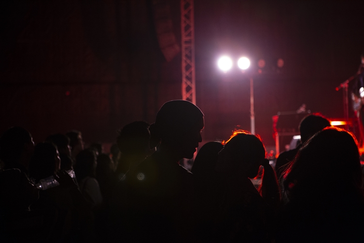 Rhye ชายผู้สะกดทุกคนให้นิ่งงันด้วยทุกสรรพเสียงบนเวที