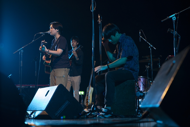 Rhye ชายผู้สะกดทุกคนให้นิ่งงันด้วยทุกสรรพเสียงบนเวที