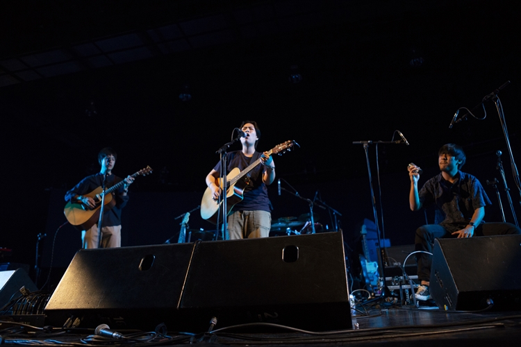 Rhye ชายผู้สะกดทุกคนให้นิ่งงันด้วยทุกสรรพเสียงบนเวที