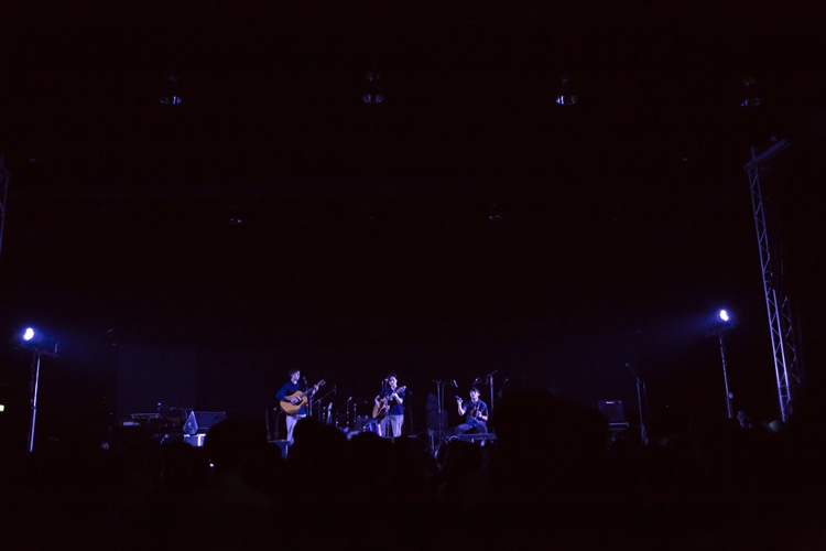 Rhye ชายผู้สะกดทุกคนให้นิ่งงันด้วยทุกสรรพเสียงบนเวที