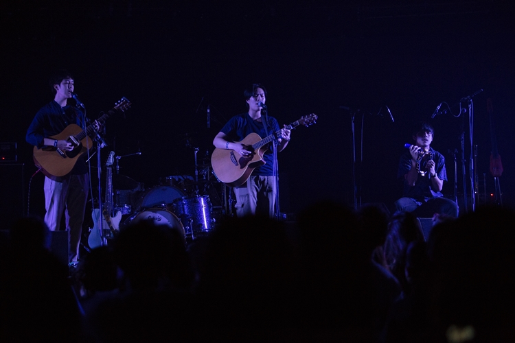 Rhye ชายผู้สะกดทุกคนให้นิ่งงันด้วยทุกสรรพเสียงบนเวที