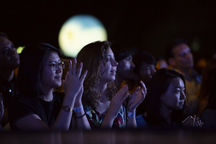 Rhye ชายผู้สะกดทุกคนให้นิ่งงันด้วยทุกสรรพเสียงบนเวที