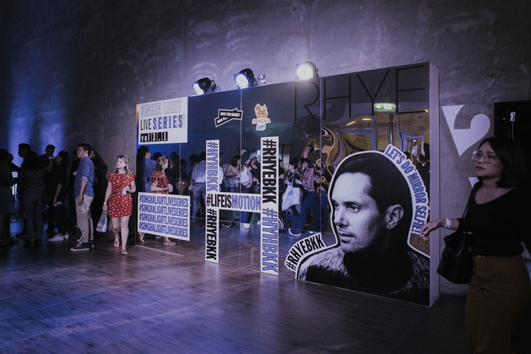 Rhye ชายผู้สะกดทุกคนให้นิ่งงันด้วยทุกสรรพเสียงบนเวที