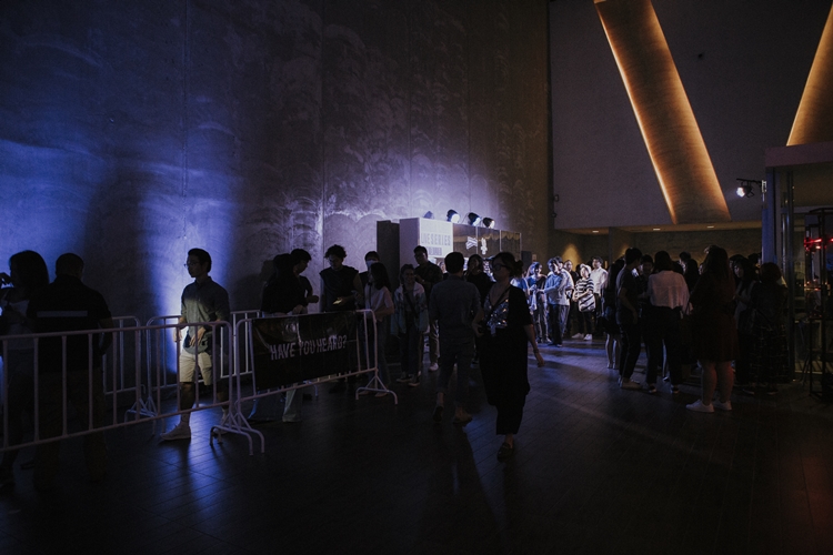 Rhye ชายผู้สะกดทุกคนให้นิ่งงันด้วยทุกสรรพเสียงบนเวที