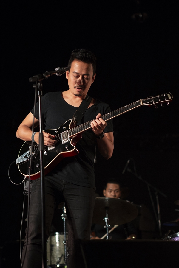 Rhye ชายผู้สะกดทุกคนให้นิ่งงันด้วยทุกสรรพเสียงบนเวที