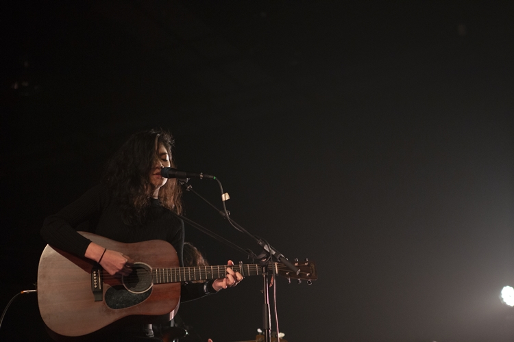 Rhye ชายผู้สะกดทุกคนให้นิ่งงันด้วยทุกสรรพเสียงบนเวที