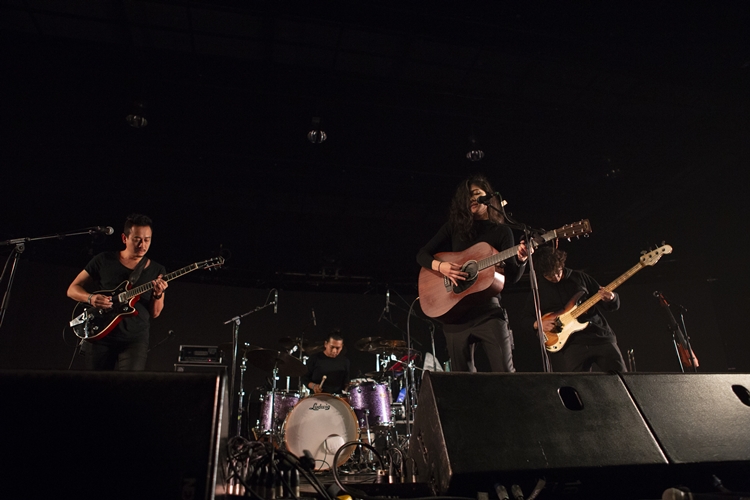 Rhye ชายผู้สะกดทุกคนให้นิ่งงันด้วยทุกสรรพเสียงบนเวที