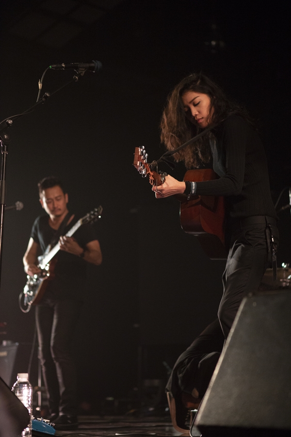 Rhye ชายผู้สะกดทุกคนให้นิ่งงันด้วยทุกสรรพเสียงบนเวที