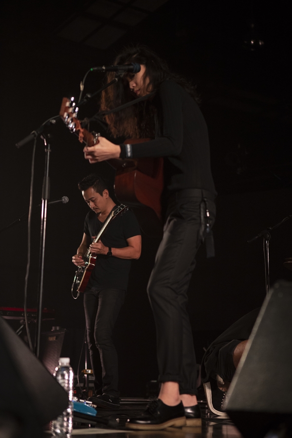 Rhye ชายผู้สะกดทุกคนให้นิ่งงันด้วยทุกสรรพเสียงบนเวที