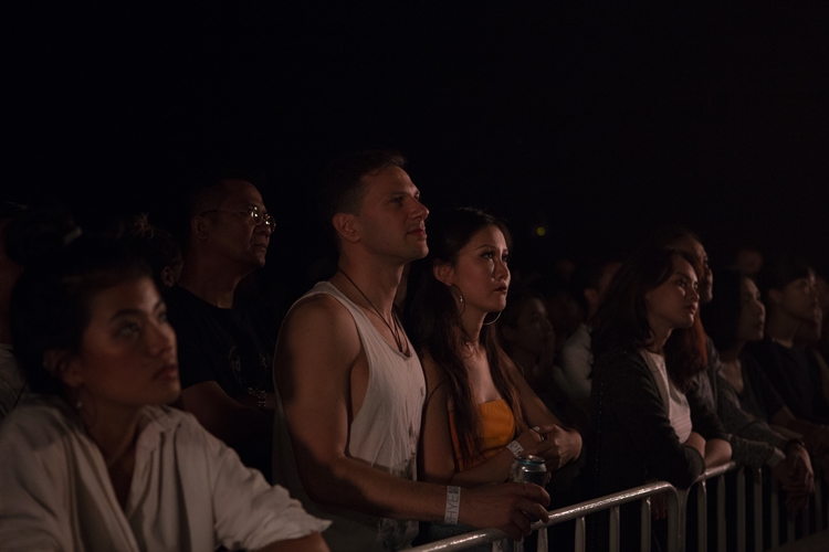 Rhye ชายผู้สะกดทุกคนให้นิ่งงันด้วยทุกสรรพเสียงบนเวที