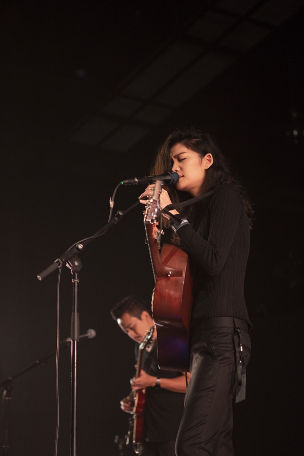 Rhye ชายผู้สะกดทุกคนให้นิ่งงันด้วยทุกสรรพเสียงบนเวที