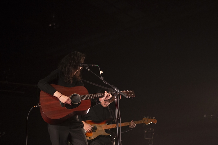 Rhye ชายผู้สะกดทุกคนให้นิ่งงันด้วยทุกสรรพเสียงบนเวที