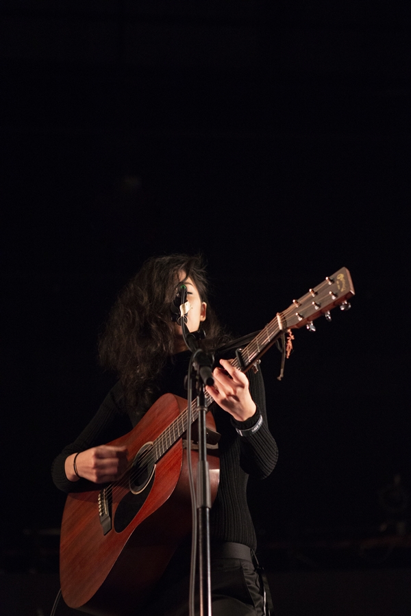 Rhye ชายผู้สะกดทุกคนให้นิ่งงันด้วยทุกสรรพเสียงบนเวที