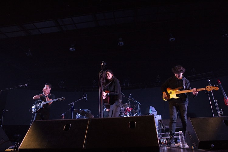 Rhye ชายผู้สะกดทุกคนให้นิ่งงันด้วยทุกสรรพเสียงบนเวที