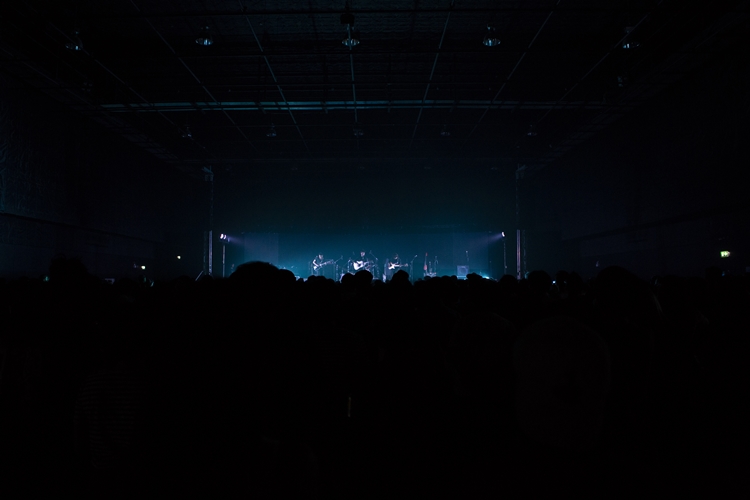 Rhye ชายผู้สะกดทุกคนให้นิ่งงันด้วยทุกสรรพเสียงบนเวที