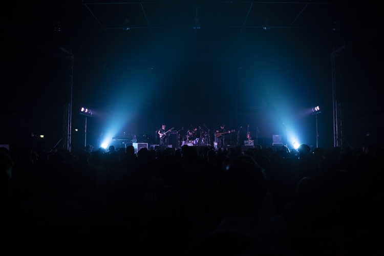 Rhye ชายผู้สะกดทุกคนให้นิ่งงันด้วยทุกสรรพเสียงบนเวที