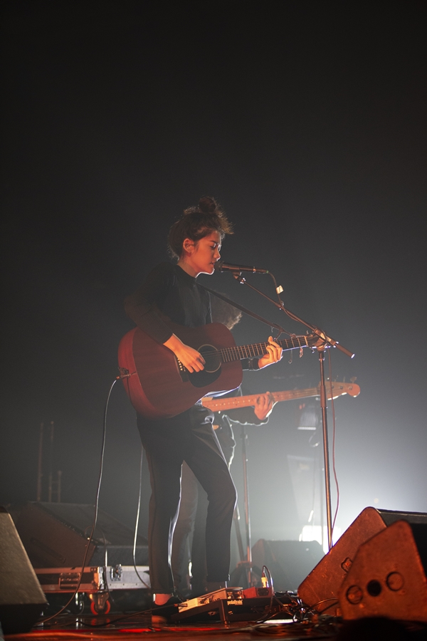 Rhye ชายผู้สะกดทุกคนให้นิ่งงันด้วยทุกสรรพเสียงบนเวที