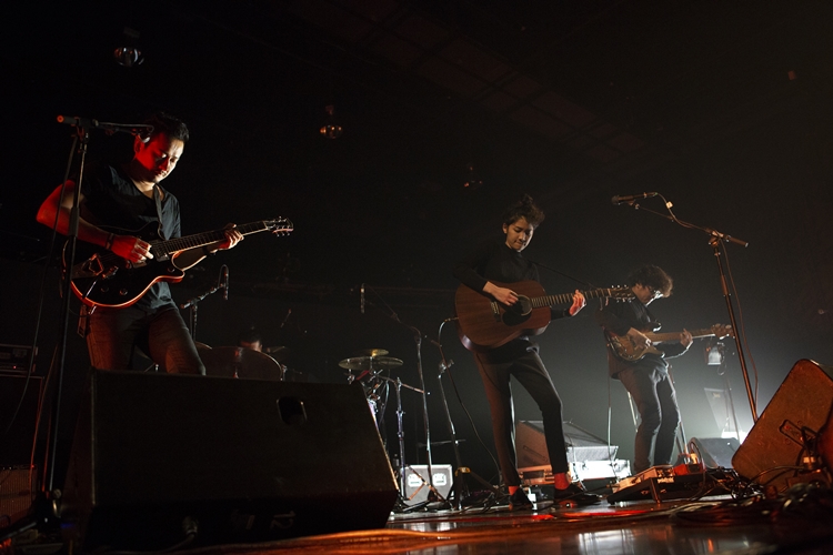 Rhye ชายผู้สะกดทุกคนให้นิ่งงันด้วยทุกสรรพเสียงบนเวที