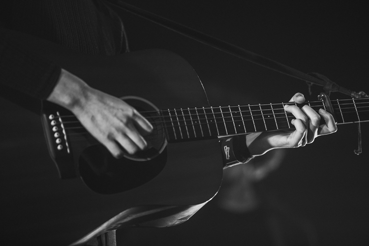 Rhye ชายผู้สะกดทุกคนให้นิ่งงันด้วยทุกสรรพเสียงบนเวที