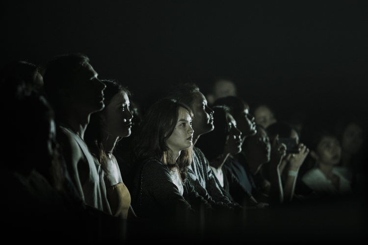 Rhye ชายผู้สะกดทุกคนให้นิ่งงันด้วยทุกสรรพเสียงบนเวที