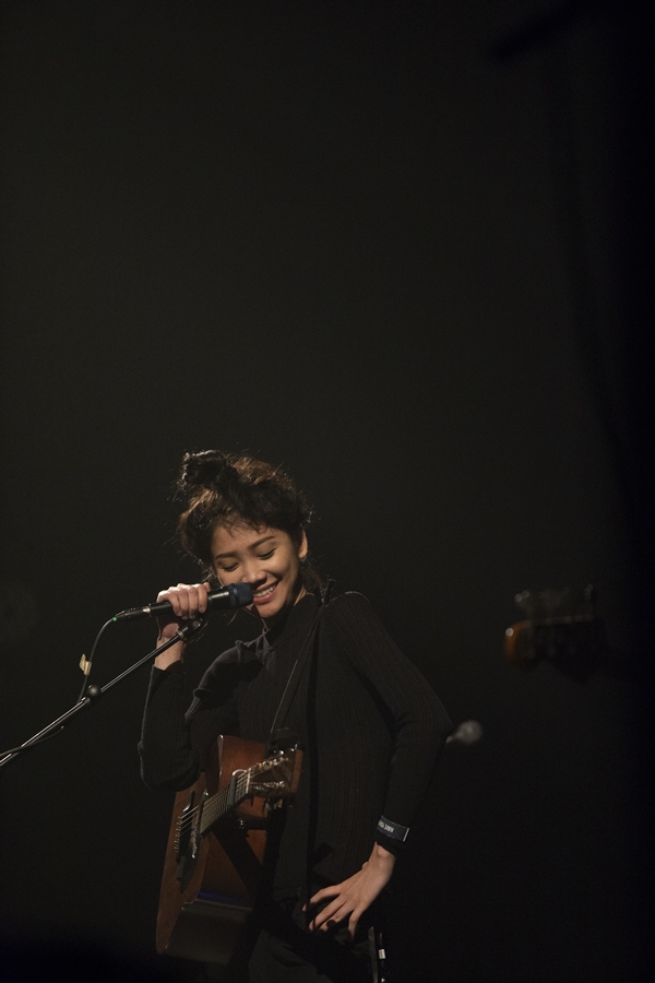 Rhye ชายผู้สะกดทุกคนให้นิ่งงันด้วยทุกสรรพเสียงบนเวที