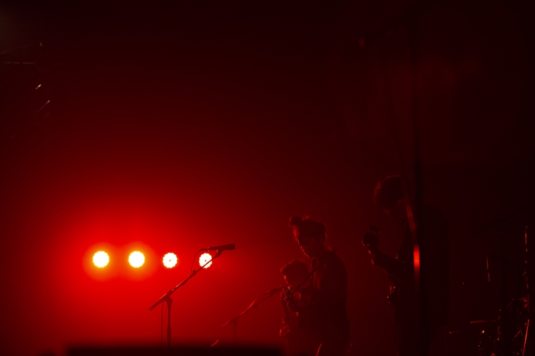 Rhye ชายผู้สะกดทุกคนให้นิ่งงันด้วยทุกสรรพเสียงบนเวที