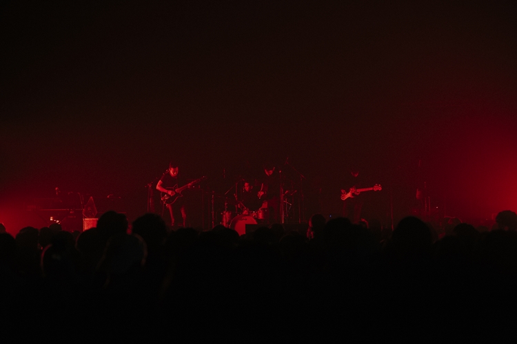 Rhye ชายผู้สะกดทุกคนให้นิ่งงันด้วยทุกสรรพเสียงบนเวที