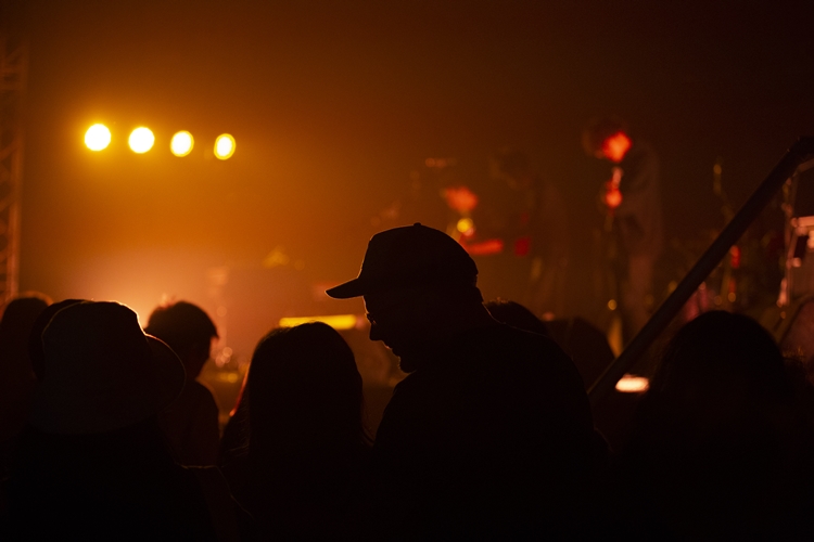 Rhye ชายผู้สะกดทุกคนให้นิ่งงันด้วยทุกสรรพเสียงบนเวที