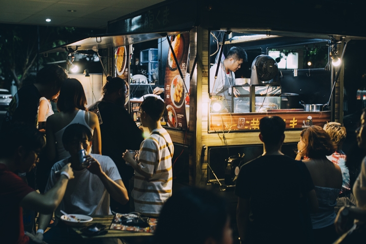 Rhye ชายผู้สะกดทุกคนให้นิ่งงันด้วยทุกสรรพเสียงบนเวที