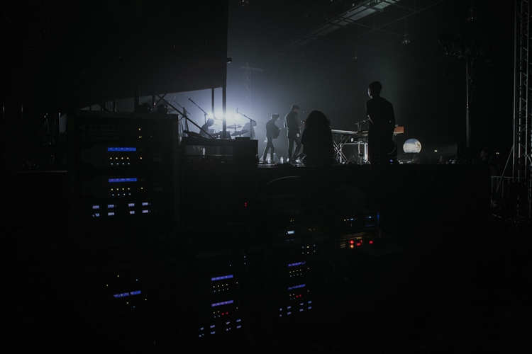 Rhye ชายผู้สะกดทุกคนให้นิ่งงันด้วยทุกสรรพเสียงบนเวที