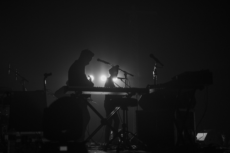 Rhye ชายผู้สะกดทุกคนให้นิ่งงันด้วยทุกสรรพเสียงบนเวที