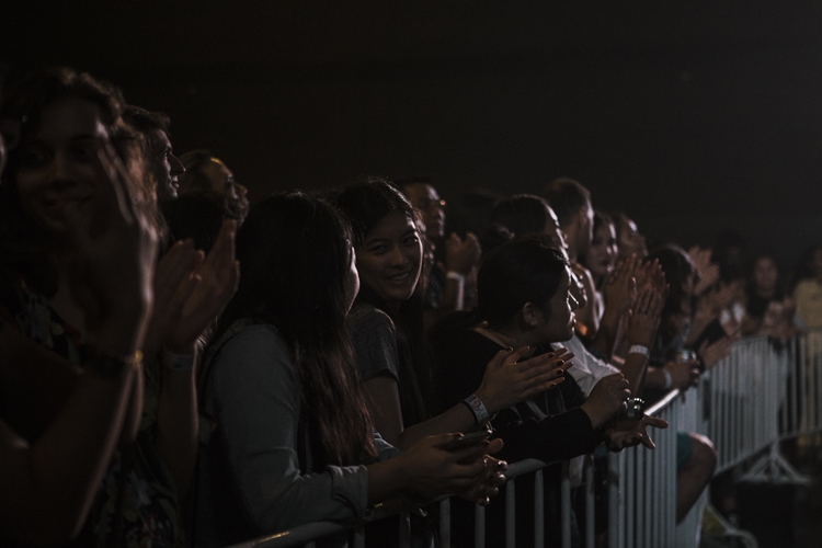 Rhye ชายผู้สะกดทุกคนให้นิ่งงันด้วยทุกสรรพเสียงบนเวที