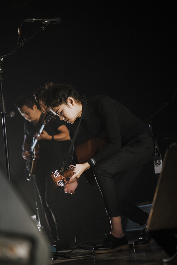 Rhye ชายผู้สะกดทุกคนให้นิ่งงันด้วยทุกสรรพเสียงบนเวที