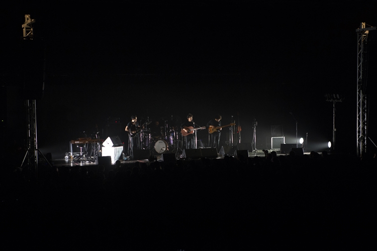 Rhye ชายผู้สะกดทุกคนให้นิ่งงันด้วยทุกสรรพเสียงบนเวที