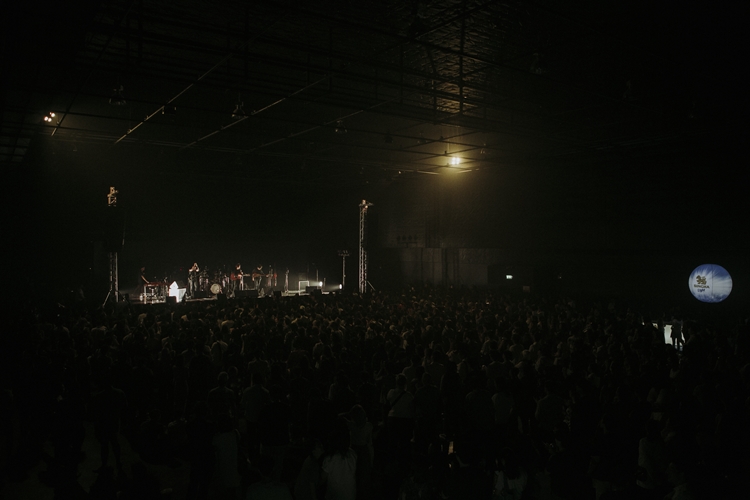 Rhye ชายผู้สะกดทุกคนให้นิ่งงันด้วยทุกสรรพเสียงบนเวที