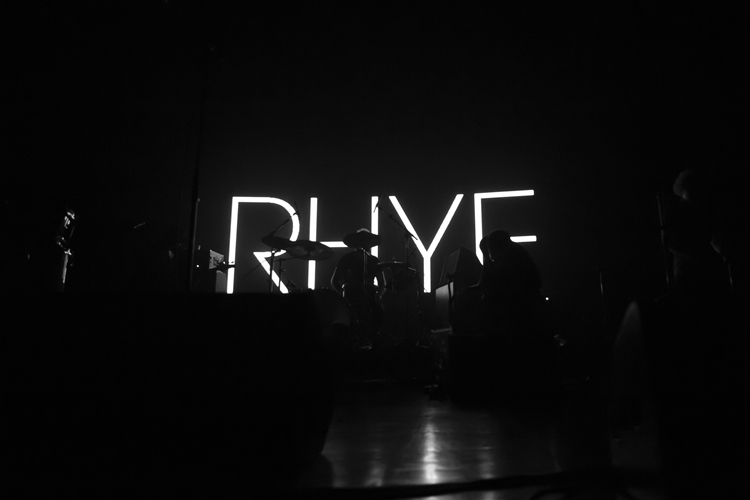 Rhye ชายผู้สะกดทุกคนให้นิ่งงันด้วยทุกสรรพเสียงบนเวที