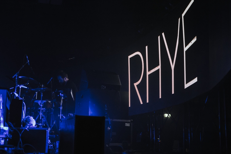 Rhye ชายผู้สะกดทุกคนให้นิ่งงันด้วยทุกสรรพเสียงบนเวที