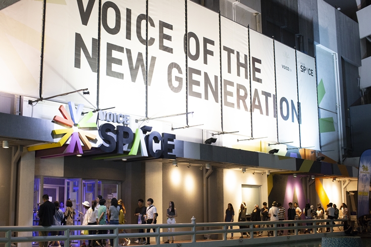 Rhye ชายผู้สะกดทุกคนให้นิ่งงันด้วยทุกสรรพเสียงบนเวที