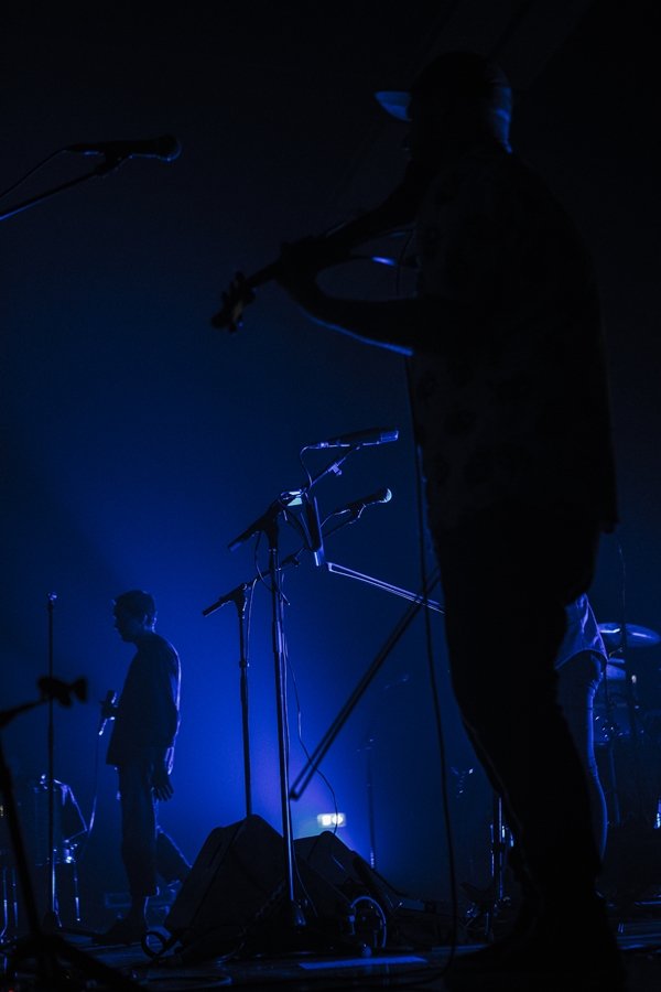 Rhye ชายผู้สะกดทุกคนให้นิ่งงันด้วยทุกสรรพเสียงบนเวที