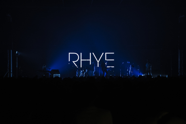 Rhye ชายผู้สะกดทุกคนให้นิ่งงันด้วยทุกสรรพเสียงบนเวที