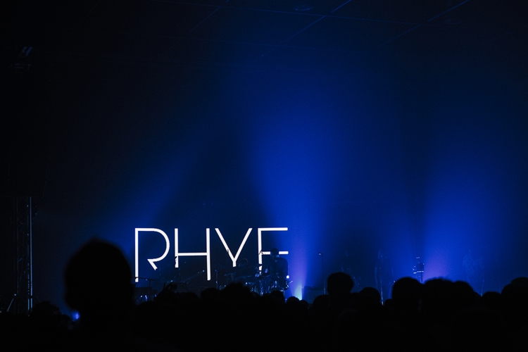 Rhye ชายผู้สะกดทุกคนให้นิ่งงันด้วยทุกสรรพเสียงบนเวที