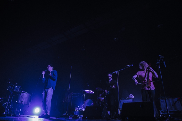 Rhye ชายผู้สะกดทุกคนให้นิ่งงันด้วยทุกสรรพเสียงบนเวที