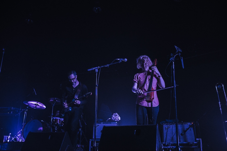 Rhye ชายผู้สะกดทุกคนให้นิ่งงันด้วยทุกสรรพเสียงบนเวที