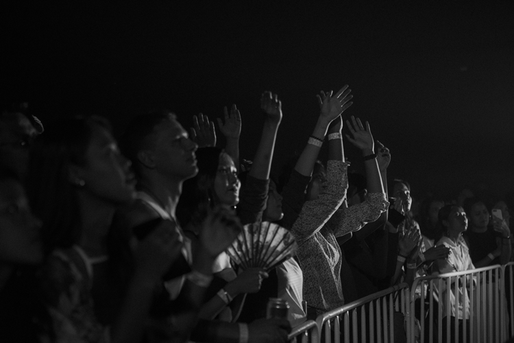 Rhye ชายผู้สะกดทุกคนให้นิ่งงันด้วยทุกสรรพเสียงบนเวที