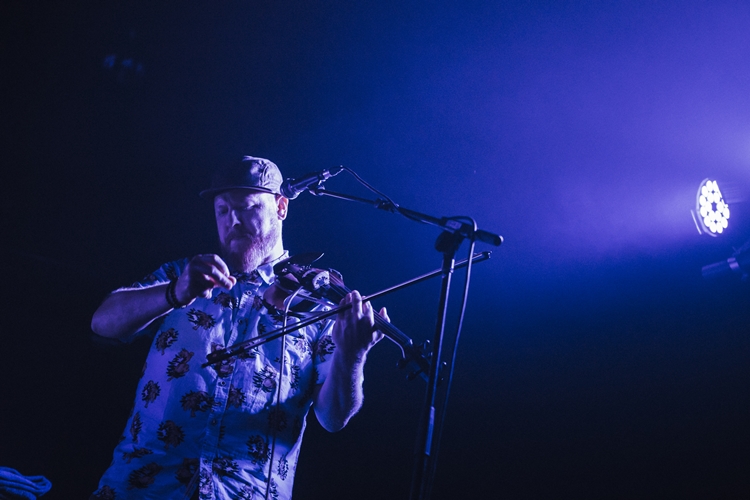 Rhye ชายผู้สะกดทุกคนให้นิ่งงันด้วยทุกสรรพเสียงบนเวที