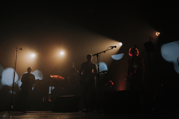 Rhye ชายผู้สะกดทุกคนให้นิ่งงันด้วยทุกสรรพเสียงบนเวที