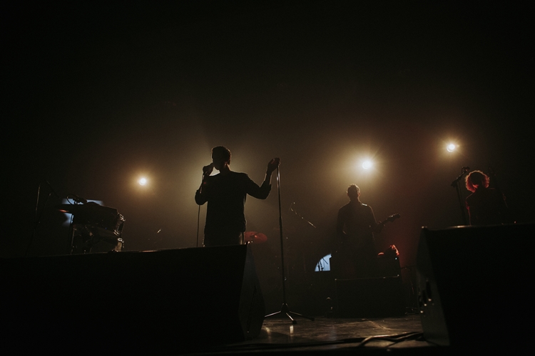 Rhye ชายผู้สะกดทุกคนให้นิ่งงันด้วยทุกสรรพเสียงบนเวที