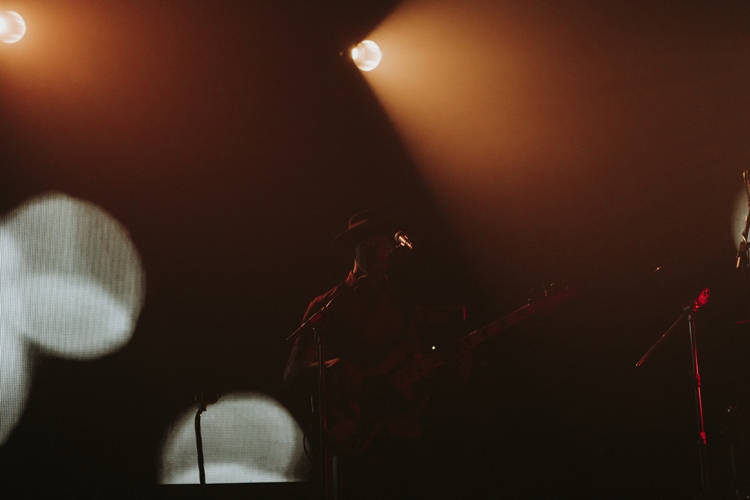 Rhye ชายผู้สะกดทุกคนให้นิ่งงันด้วยทุกสรรพเสียงบนเวที