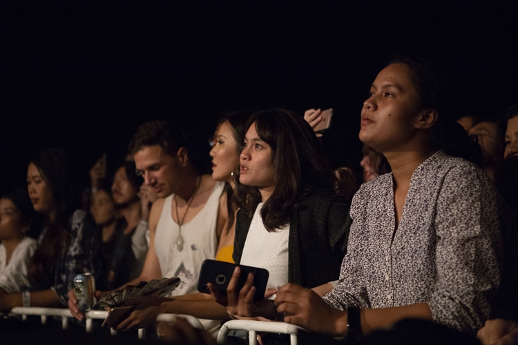 Rhye ชายผู้สะกดทุกคนให้นิ่งงันด้วยทุกสรรพเสียงบนเวที