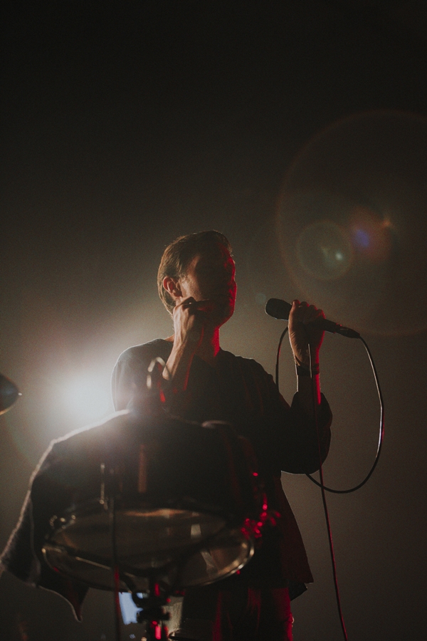 Rhye ชายผู้สะกดทุกคนให้นิ่งงันด้วยทุกสรรพเสียงบนเวที